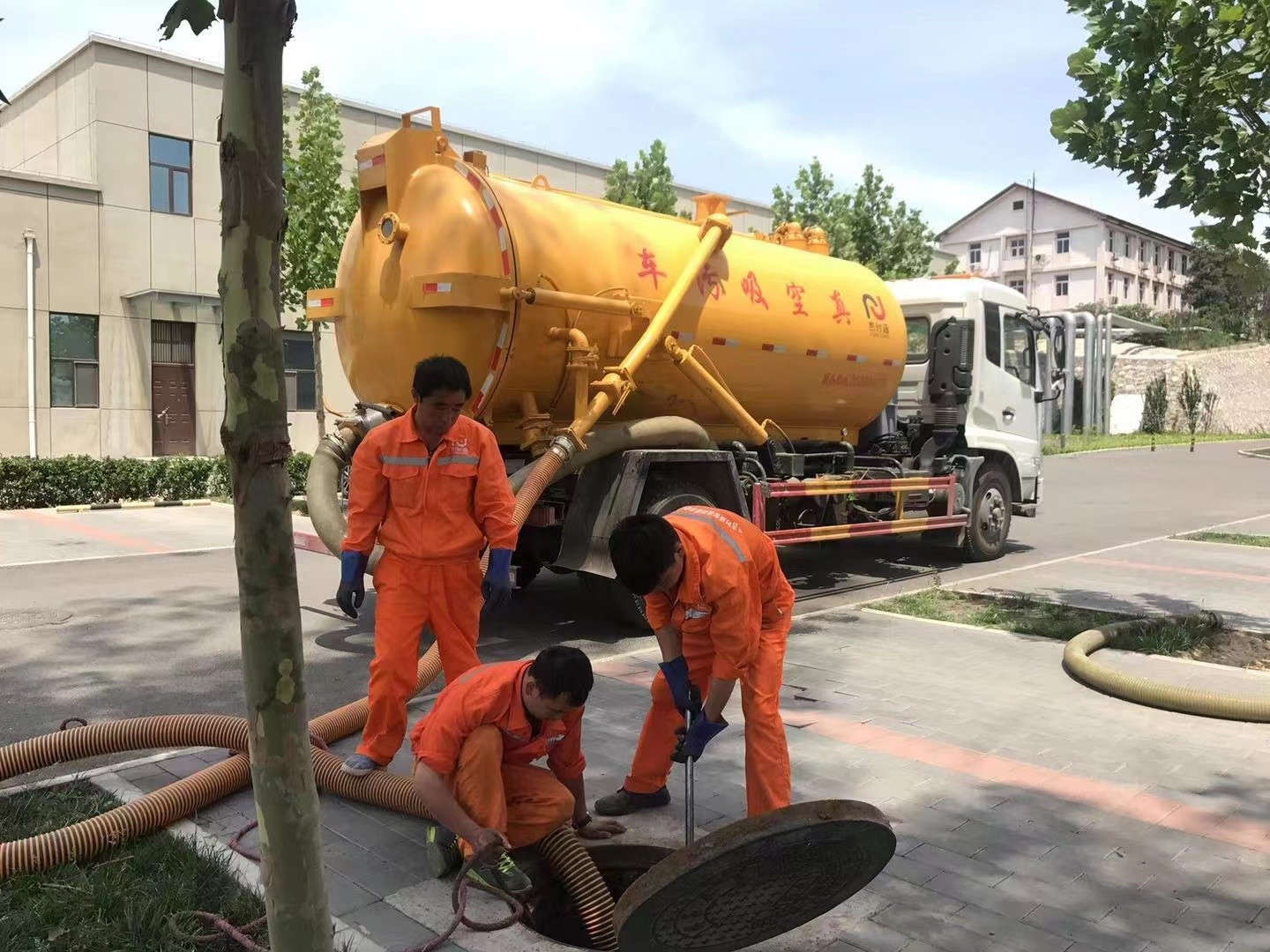 菏泽管道疏通车停在窨井附近