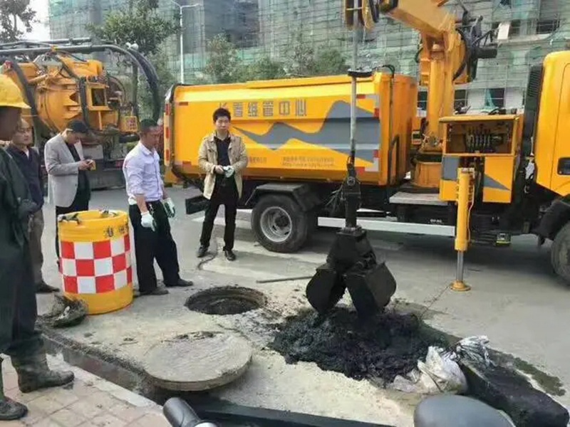 菏泽街道：网格员化身“清道夫”，为民解忧疏通“堵心”化粪池