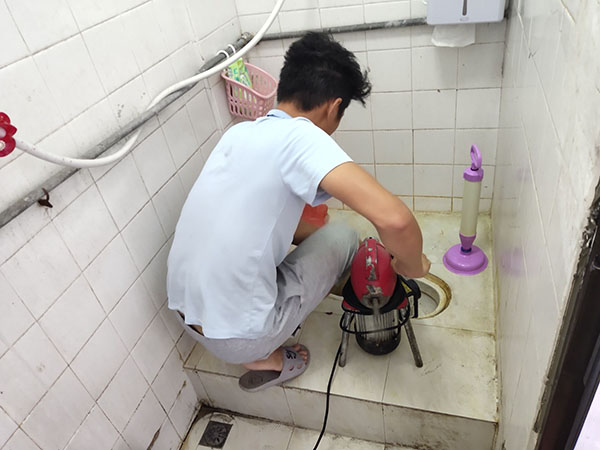 菏泽肥皂掉到马桶里把马桶堵住了怎么办？马桶堵住了怎么办