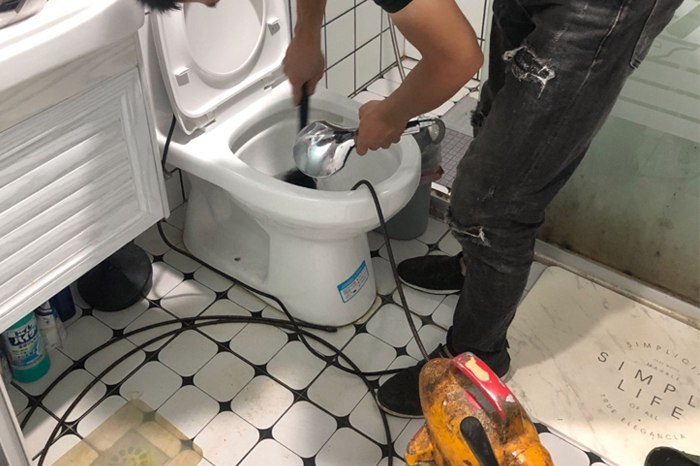 菏泽马桶堵塞自己疏通还是找师傅？专业上门服务让你省时更省心